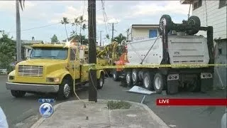 Truck hits pole, causes power outage in Makaha