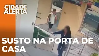 Mulher é perseguida ao abrir portão para sair, homem em surto invade o edifício