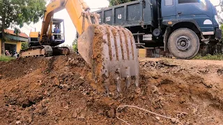 Excavator Repairs Landslides: Protecting the Dike for Residents