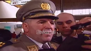 Gjenerali shqiptaro-kroat Rahmi Ademi dorezohet ne Hage - (25 Korrik 2001)