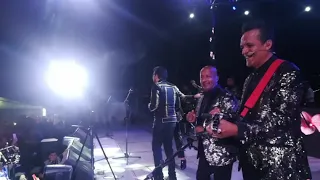 Súper Lamas y Aleks Syntek cantando Corazones Invencibles en vivo (repetición)