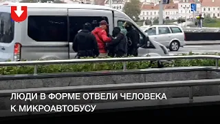 Люди в форме отвели человека к микроавтобусу и отпустили