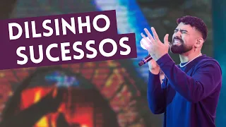 "Poupo a Pouco" e "Pódio": Dilsinho canta sucessos no Faustão