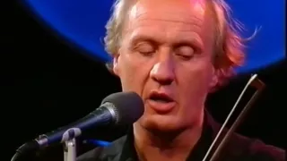 Herman van Veen zingt "moenie weggaan nie"