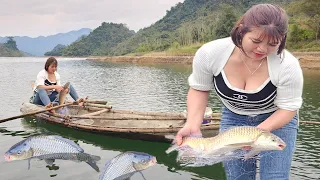 The girl's rudimentary way of catching fish with a net on the lake, a new way of making a living.