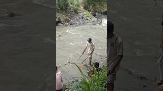 nyari udang di sungai berujung kesetrum