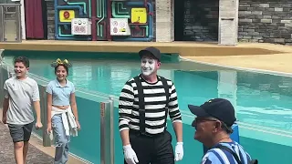 HILARIOUS ROB The SeaWorld Mime (ARRIVE EARLY)