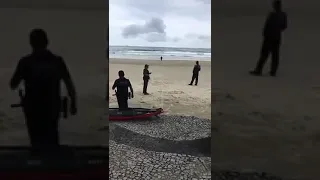 Surfista desrespeita decreto e é detida em praia no Guarujá