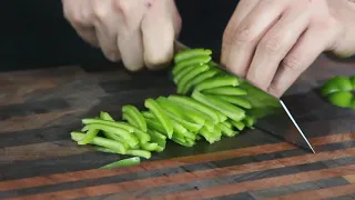 Suncraft SG2 165mm Bunka vs Green Pepper