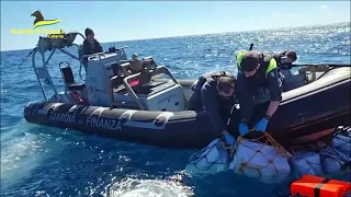 Italienische Polizei fischt zwei Tonnen Kokain aus dem Mittelmeer