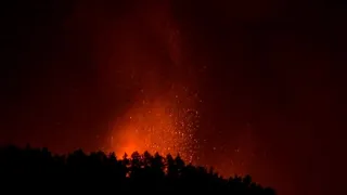 Espectaculares imágenes nocturnas de la erupción del volcán en La Palma