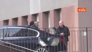 L'abbraccio tra Marina, Piersilvio e Barbara Berlusconi all'uscita dal San Raffaele