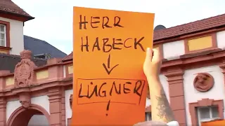 Robert Habeck auf Sommerreise in Bayreuth: Zwischen Bürgerfragen und lautstarken Protesten