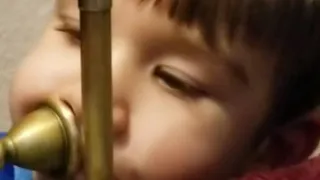 Маленький Валёк Папе на день рождения играл на Дедушкином тромбоне.