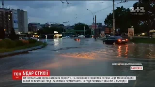 Негода повикорчовувала дерева та затопила вулиці українських міст