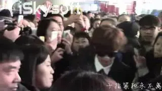 EXO 루한Luhan almost fell down and be pushed in Beijing Airport (Too crowd, so scary and mess)