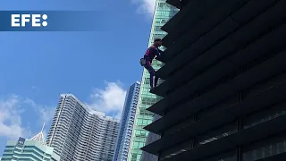 El 'Spiderman' francés escala a sus 61 años un rascacielos de 217 metros en Filipinas