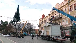 В очікуванні свята: Ужгород поринає у новорічно-різдвяну атмосферу