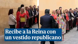 Una concejala de Podemos en Córdoba recibe a la Reina Letizia con un vestido de la bandera republica