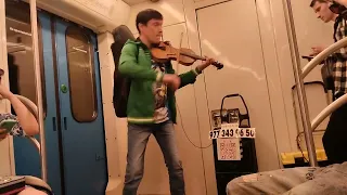 Музыка в метро: Мужчина со скрипкой в вагоне метро.