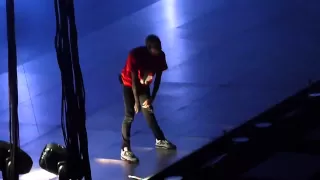 Chris Brown shows dance moves LIVE ! AT Bercy PARIS 09/12/12