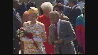 ARCHIVES: Queen Elizabeth II's 1991 DC visit and the hug that made headlines