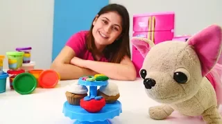 Ayşe Loli'ye PlayDoh oyun hamurundan kek yapıyor