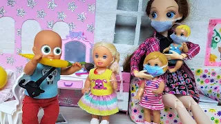 УГАДАЙ КТО? В маске из больницы домой! Катя и Макс веселая семейка сериал живые куклы