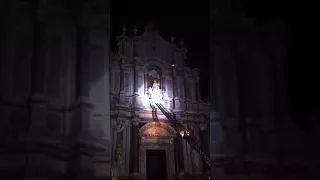 Offerta Mazzo di fiori Vigili del fuoco a statua Sant'Agata Duomo 2-2-2018
