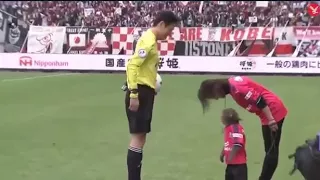 Monkey presents match ball to referee | Cerezo Osaka vs Vissel Kobe 2017