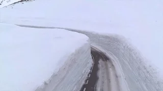 Дорога сквозь снег в горах Японии