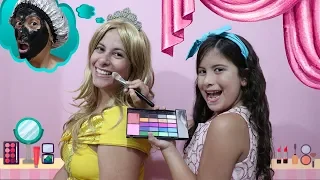 Maria Clara ajuda a mamãe a se tornar uma princesa no salão de beleza infantil!