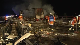 VU A96 mit zwei brennenden LKW