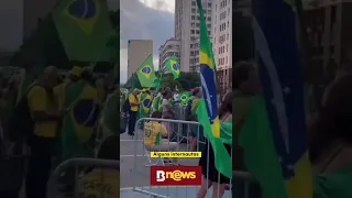 Eduardo Bolsonaro curte a copa no Catar enquanto patriotas tomam chuva nos quartéis