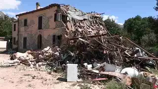 Amatrice recuerda a las víctimas del terremoto, aún con una imagen de destrucción