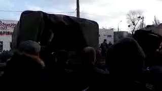 СБУ Хмельницького - військові вивозять майно та зброю - 2ч. (20.02.2014)