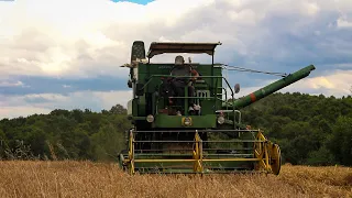 John Deere 935 Vintage Combine At Work - Wheat Harvest