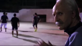 Jugadores de fútbol se disfrazan de anciano y humilla a jugadores de la calle