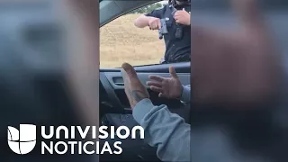 "¿Por qué me sigues apuntando con la pistola?": pregunta hombre dentro de un carro a oficial