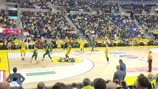 Nick Calathes, airball şuttan buzzer beater yaparak devreyi kapatır