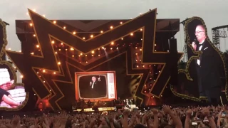 Robbie Williams. Sweet Caroline with his dad. Goffert Park