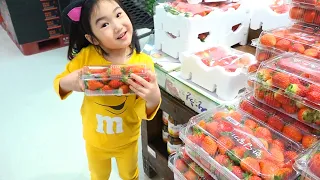 Boram joue à la recherche de nourriture en jouet dans les supermarchés
