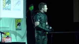 Stephen Amell's Live Green Arrow Intro at Comic Con(TR Altyazılı)