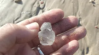 find💎⛏️ gemstones in the beach