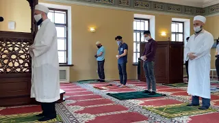 В Казани открылись мечети. Намаз читают в масках и перчатках