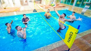 VÔLEI NA PISCINA COM MEUS AMIGOS !! * o time que perder vai ….