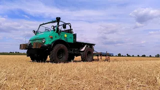 Unimog 406 auf dem Spielplatz mit Brüdern.