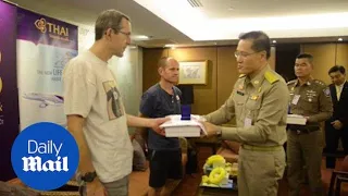 British cave rescue heroes arrive in Bangkok to applause