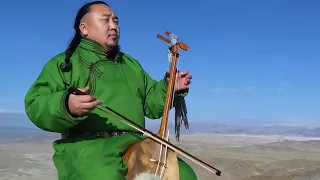 Mongolian throat singing on a huge rock (Batzorig Vaanchig)