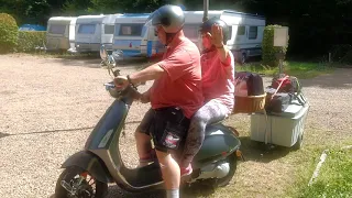 Vespa Camping Gespann mit Frau und Hund